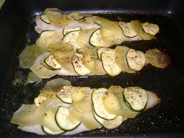 Spigola in crosta di patate e zucchine